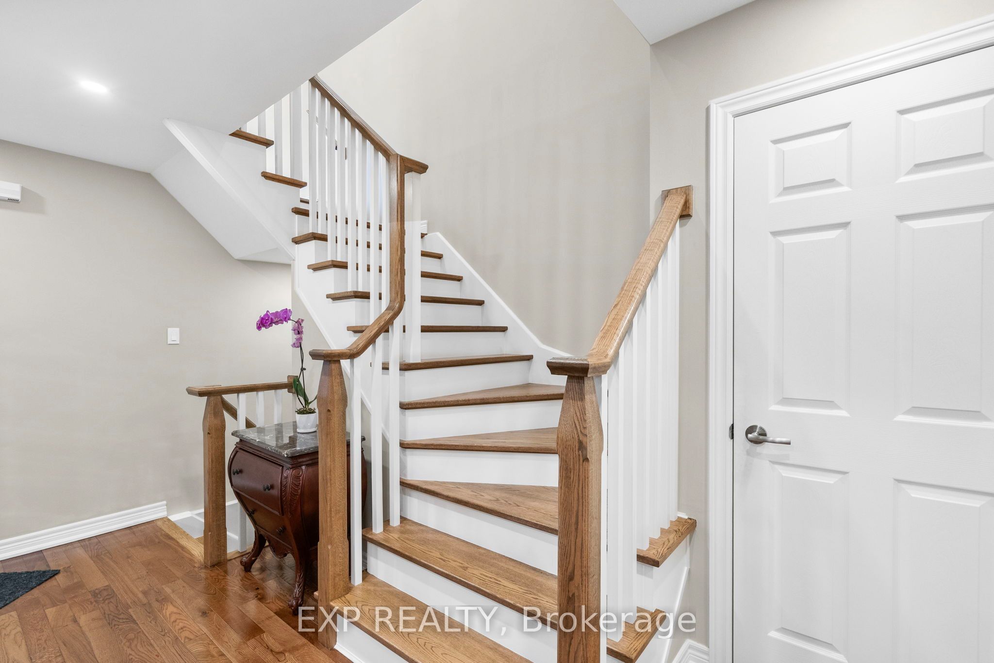 2555 Thomas Street 70