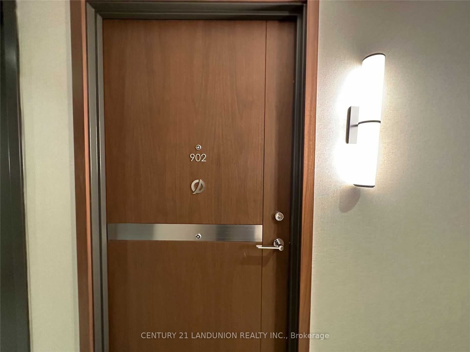 19 Bathurst Street 902