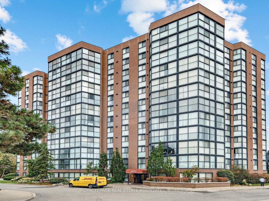 Photo of 2091 Hurontario Street #504, Mississauga, ON L5A 4E6 (MLS # W14081434)