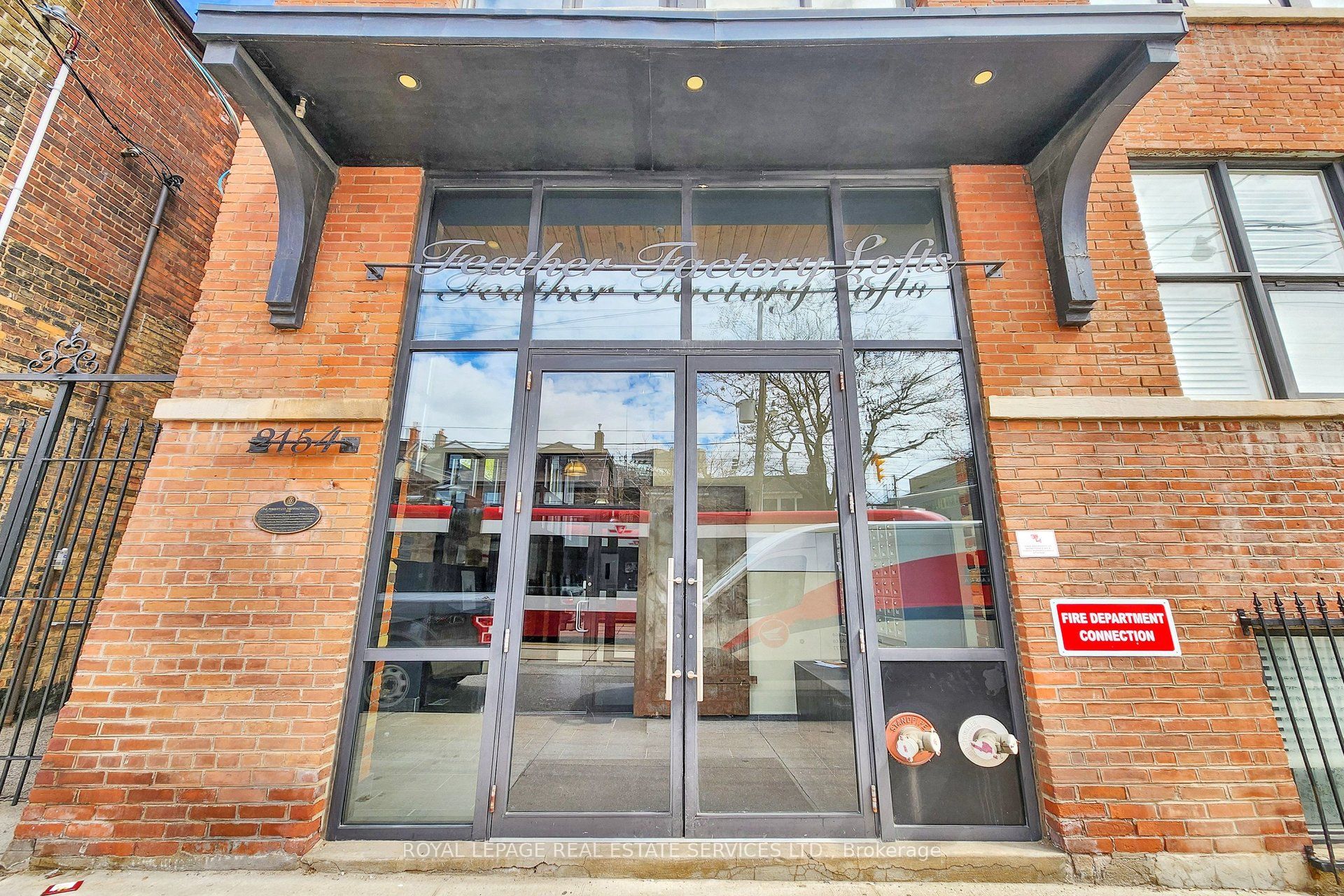 2154 Dundas Street W 405