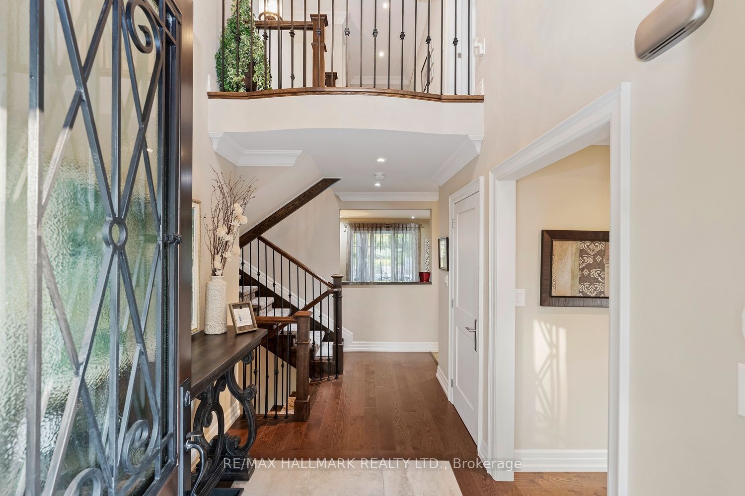 25 Queensborough Crescent