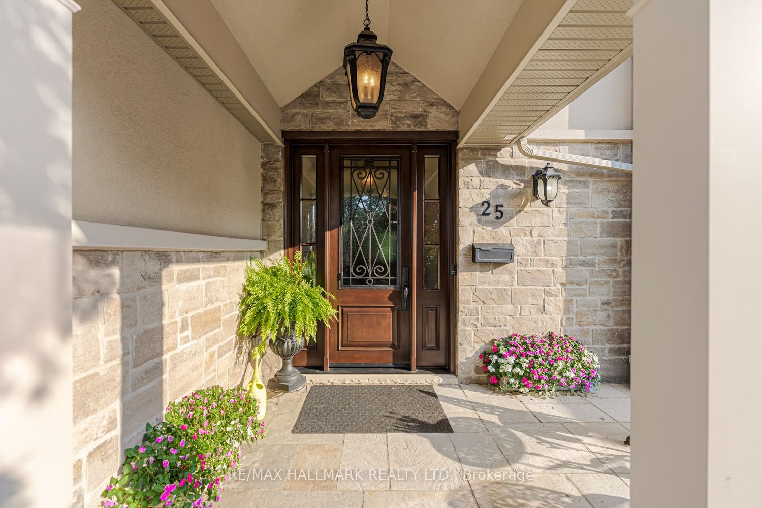 25 Queensborough Crescent