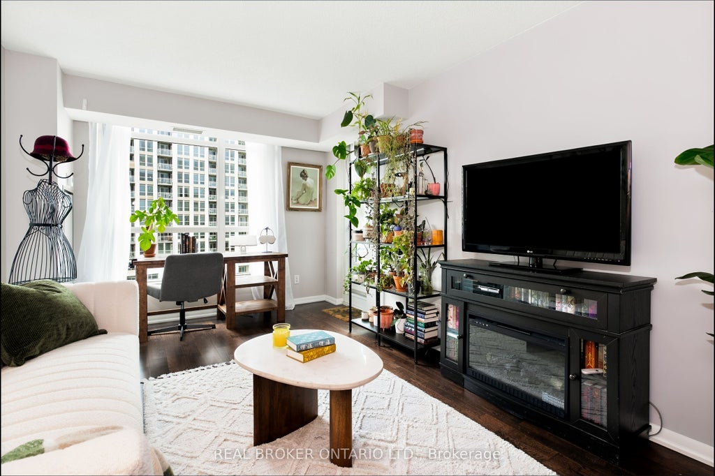 Photo of 215 Fort York Boulevard #1312, Toronto, ON M5V 4A2 (MLS # C13704934)