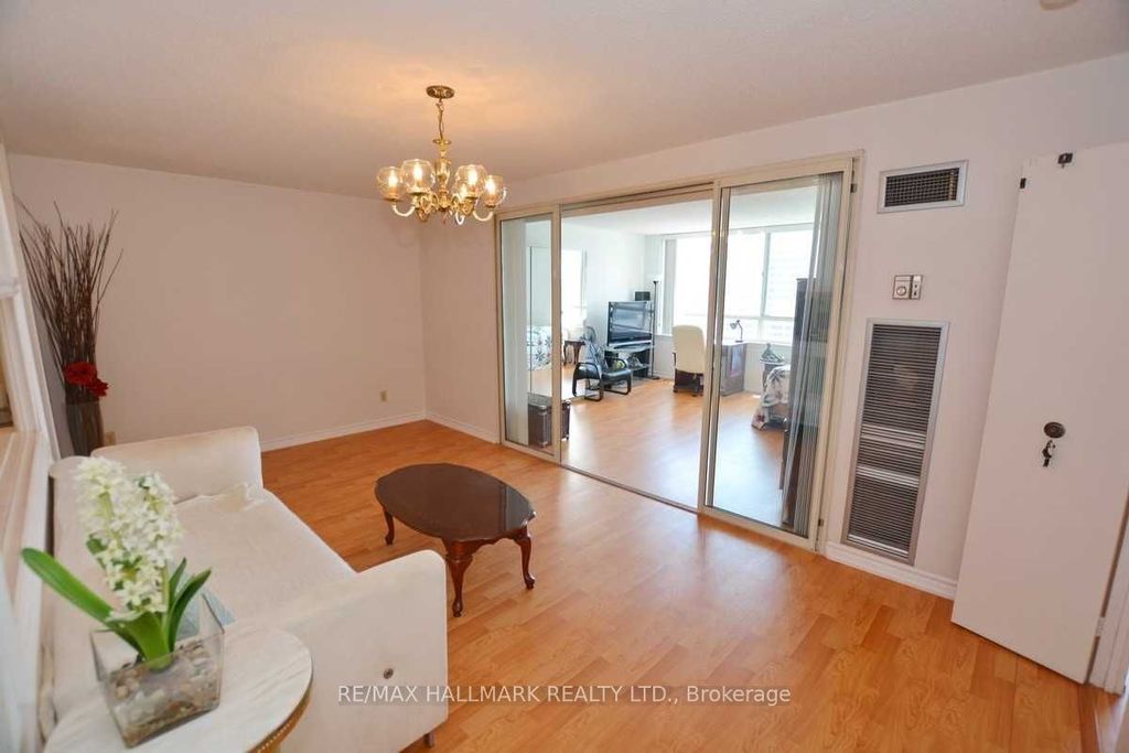 Photo of 633 Bay Street #2215, Toronto, ON M5G 2G4 (MLS # C12398411)