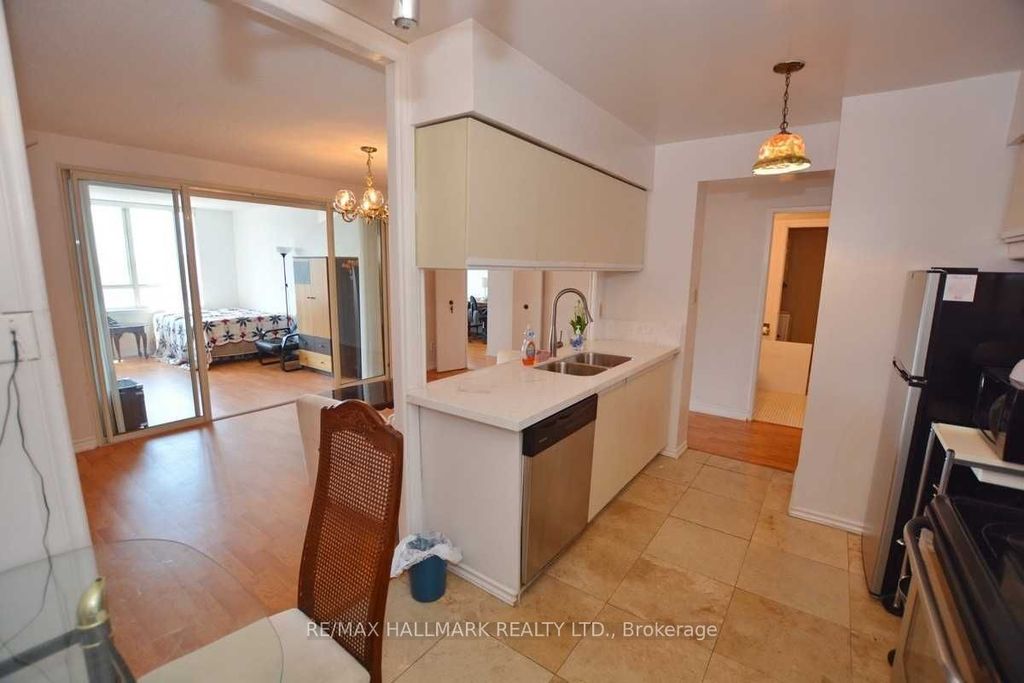 Photo of 633 Bay Street #2215, Toronto, ON M5G 2G4 (MLS # C12398411)