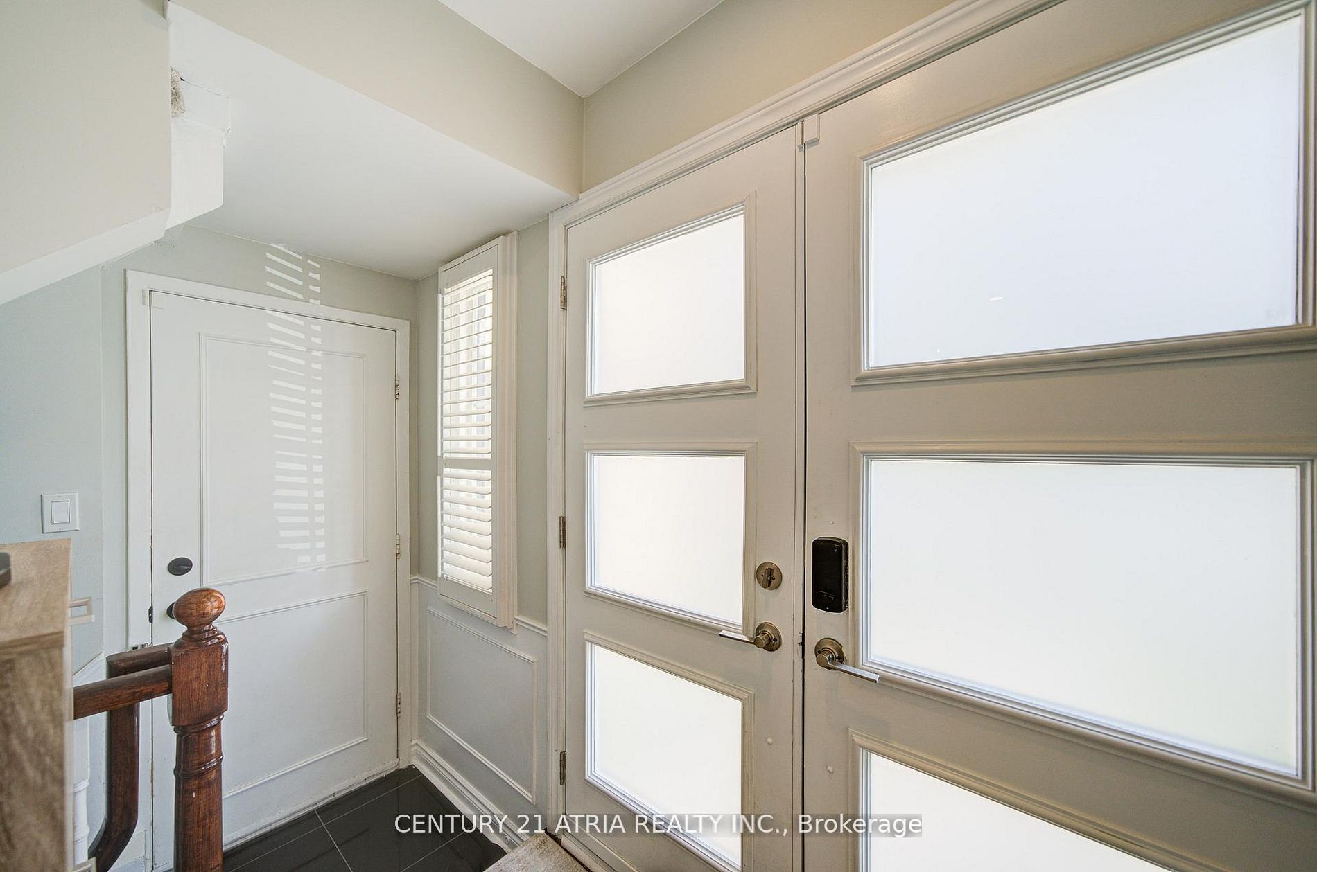 18 Park Lane Circle Main Floor