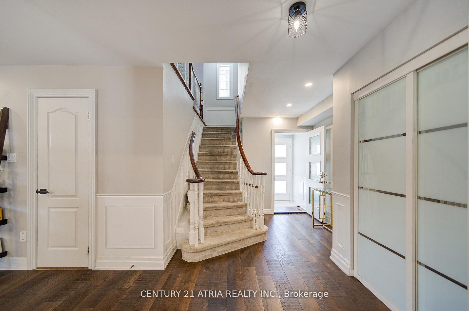 18 Park Lane Circle Main Floor