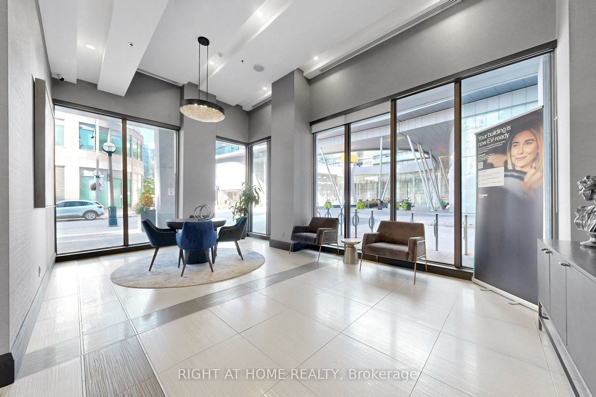 19 Grand Trunk Crescent 712
