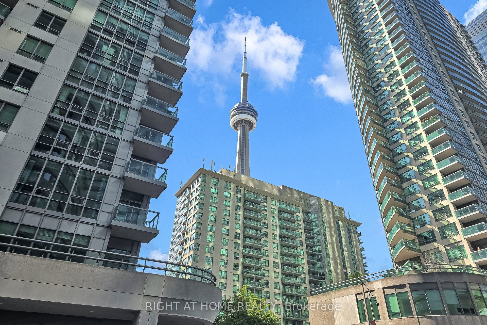 19 Grand Trunk Crescent 712