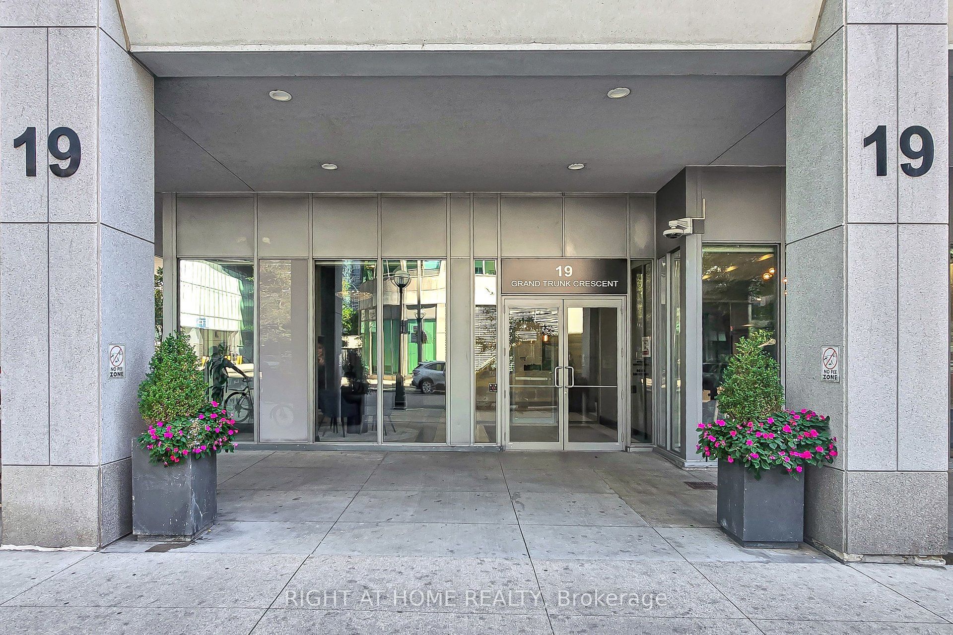 19 Grand Trunk Crescent 712