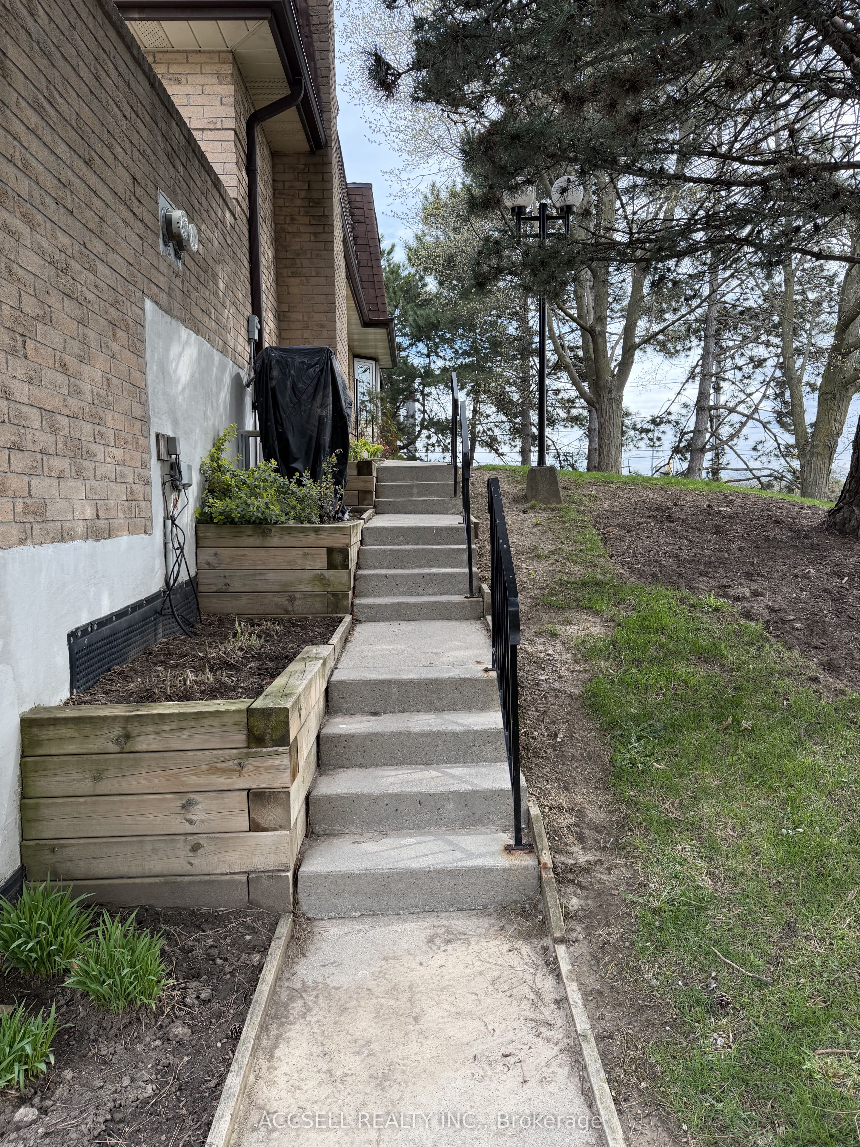 1510 Upper Middle Road 4