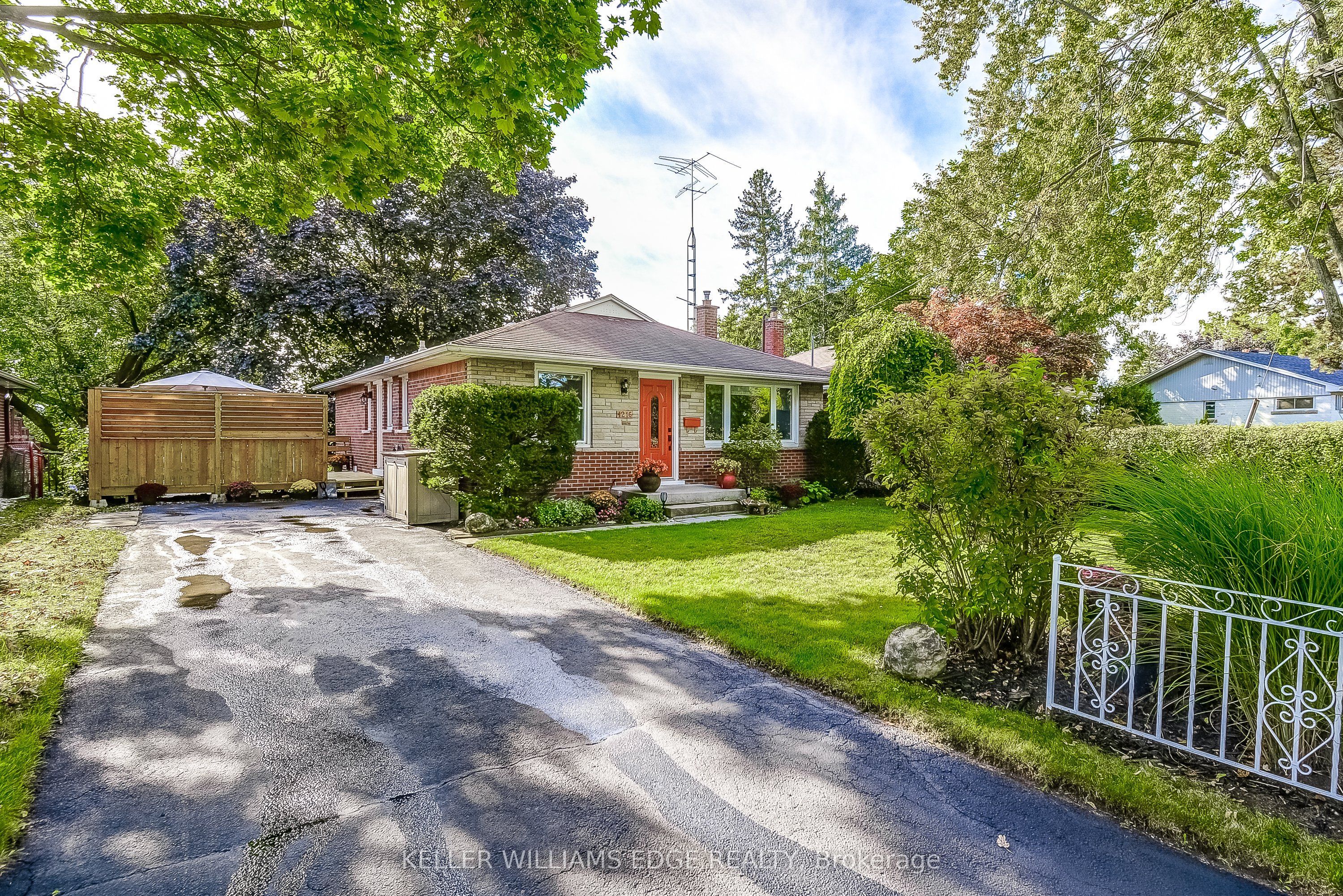1216 De Quincy Crescent
