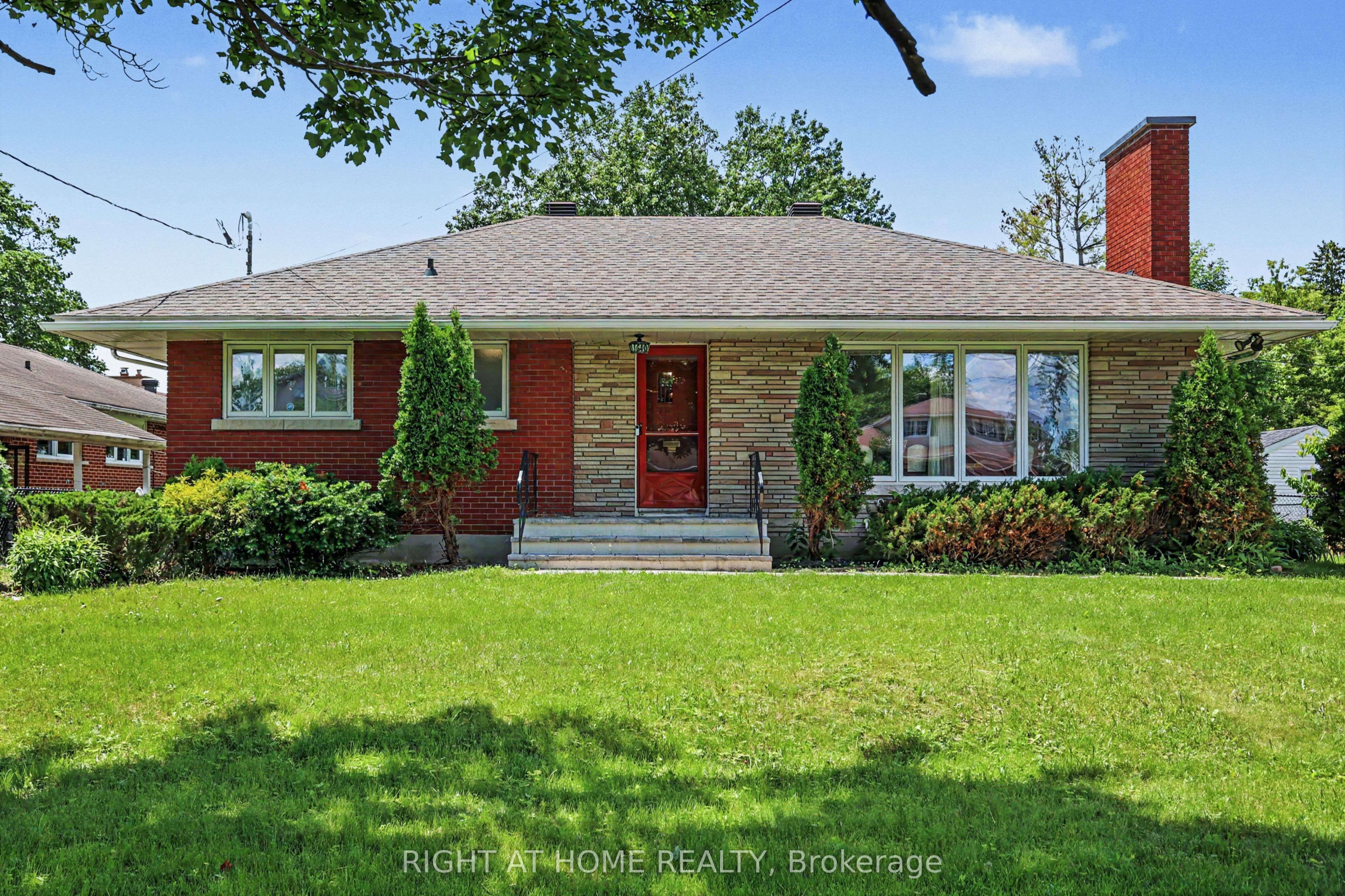 Photo 1 of 25 — 1640 FISHER Avenue, Cityview - Parkwoods Hills - Rideau Shore, ON K2C 1X6