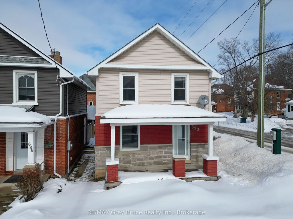 Photo of 690 8th Street E, Owen Sound, ON N4K 1L8 (MLS # X12817154)