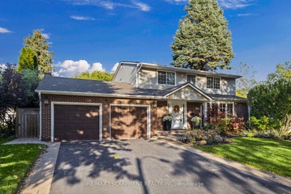 609 Cherrywood Drive Burlington ON L7T 3W9