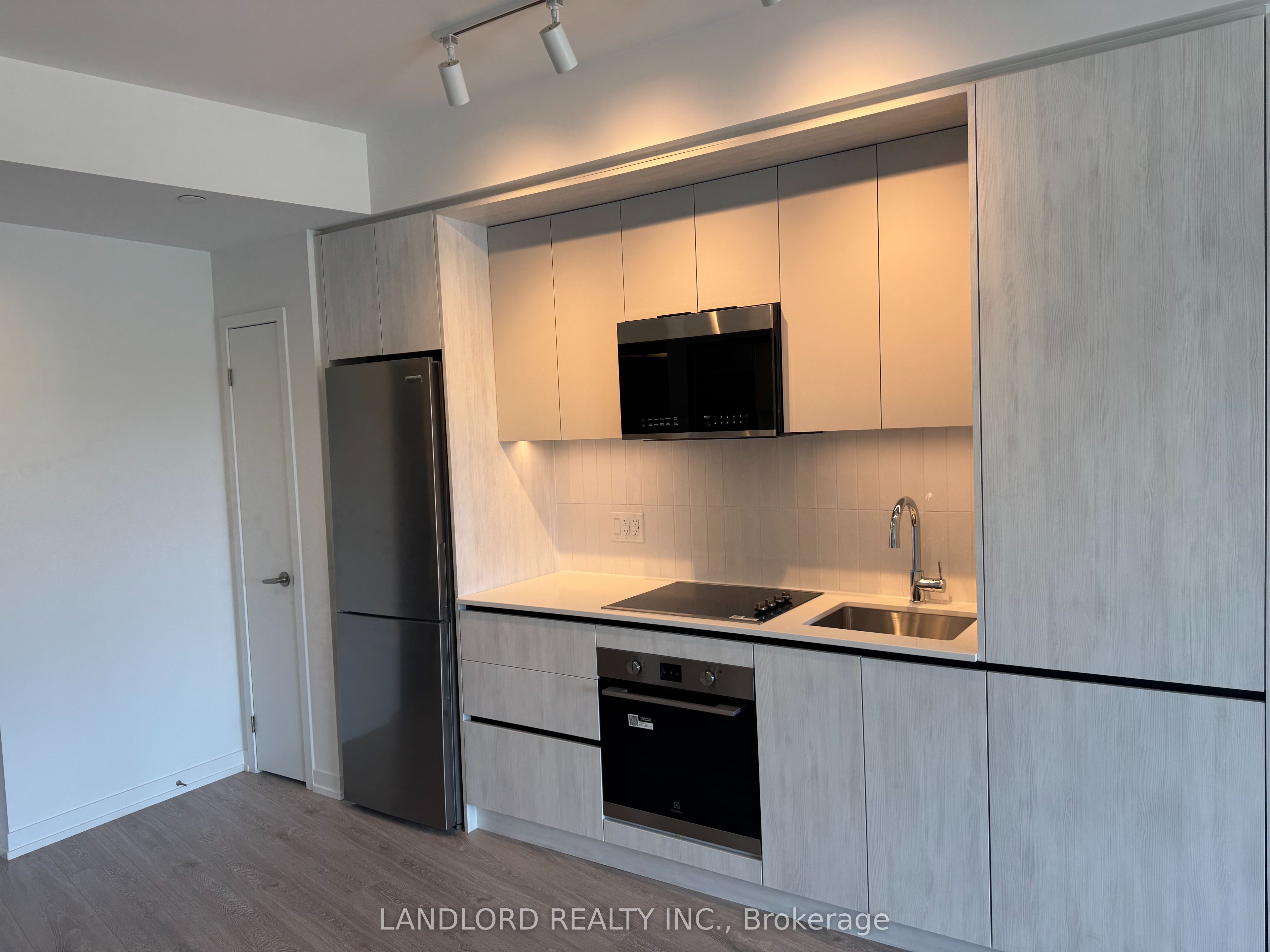 2485 Eglinton Avenue W 321