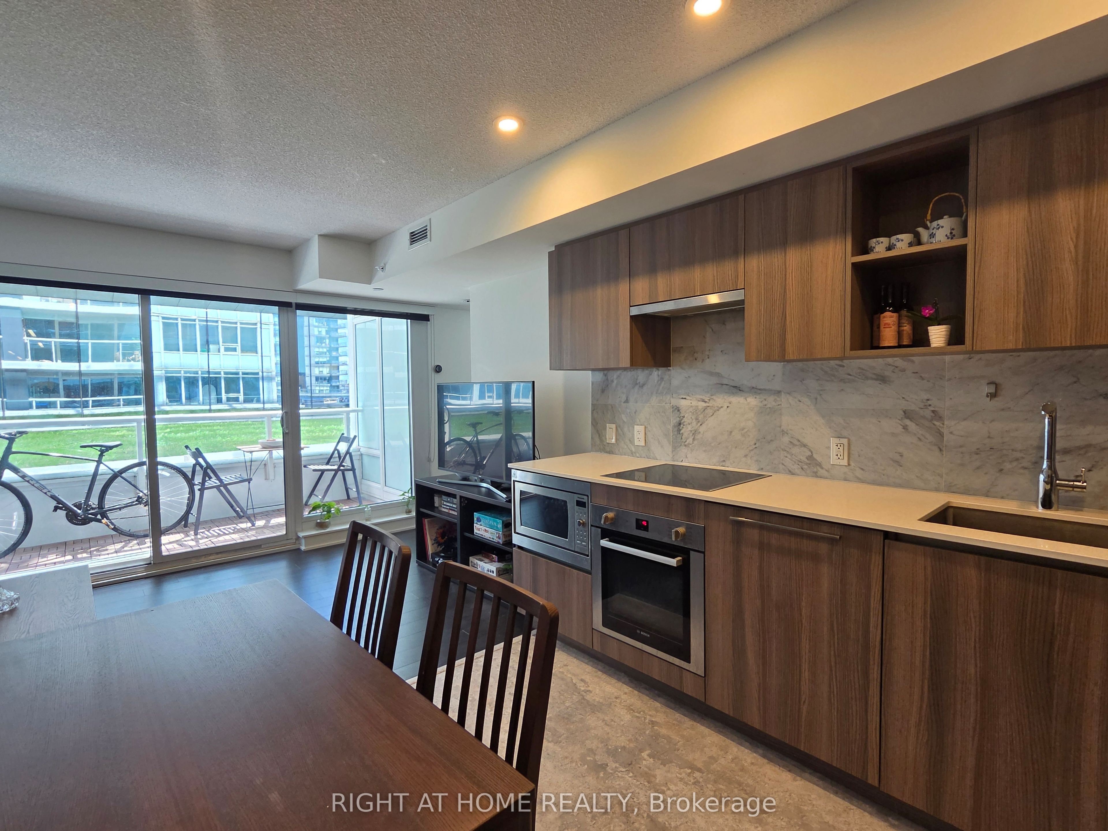 17 Bathurst Street 602