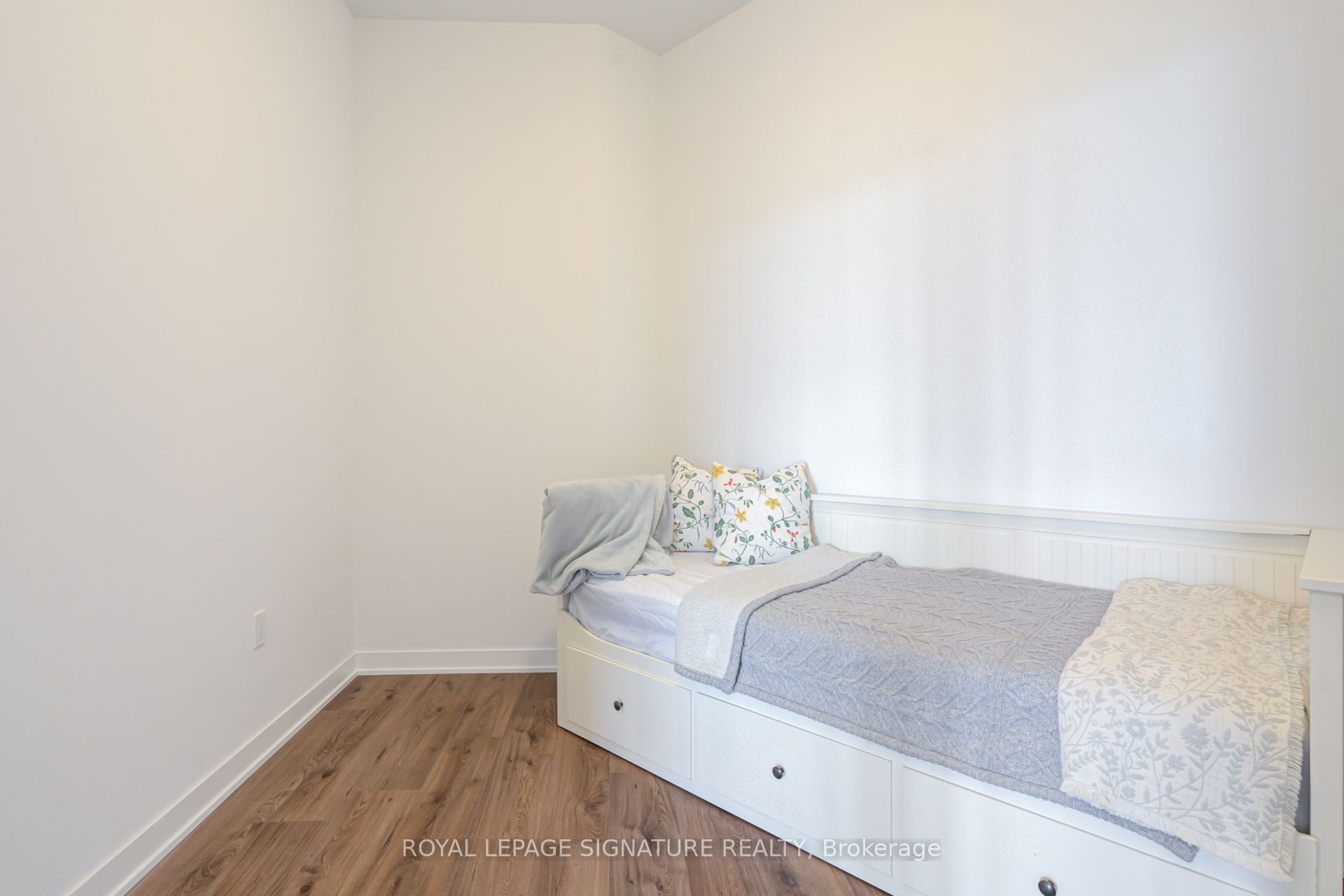 395 Dundas Street W LPH 30