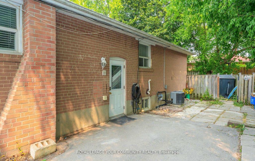 Photo of 53 Newbury Drive, Newmarket, ON L3Y 4P9 (MLS # N12542658)