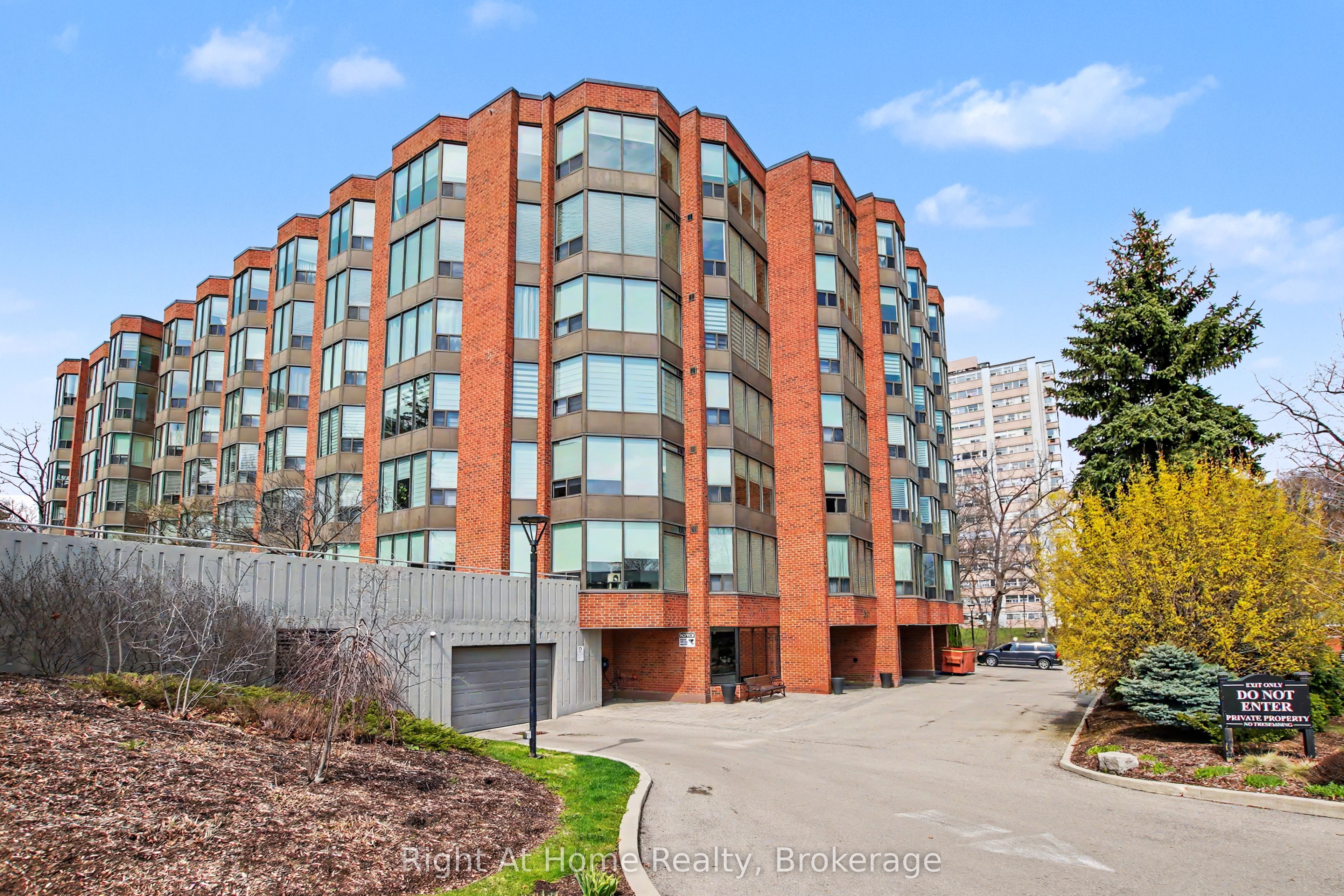 2121 Lakeshore Road 405