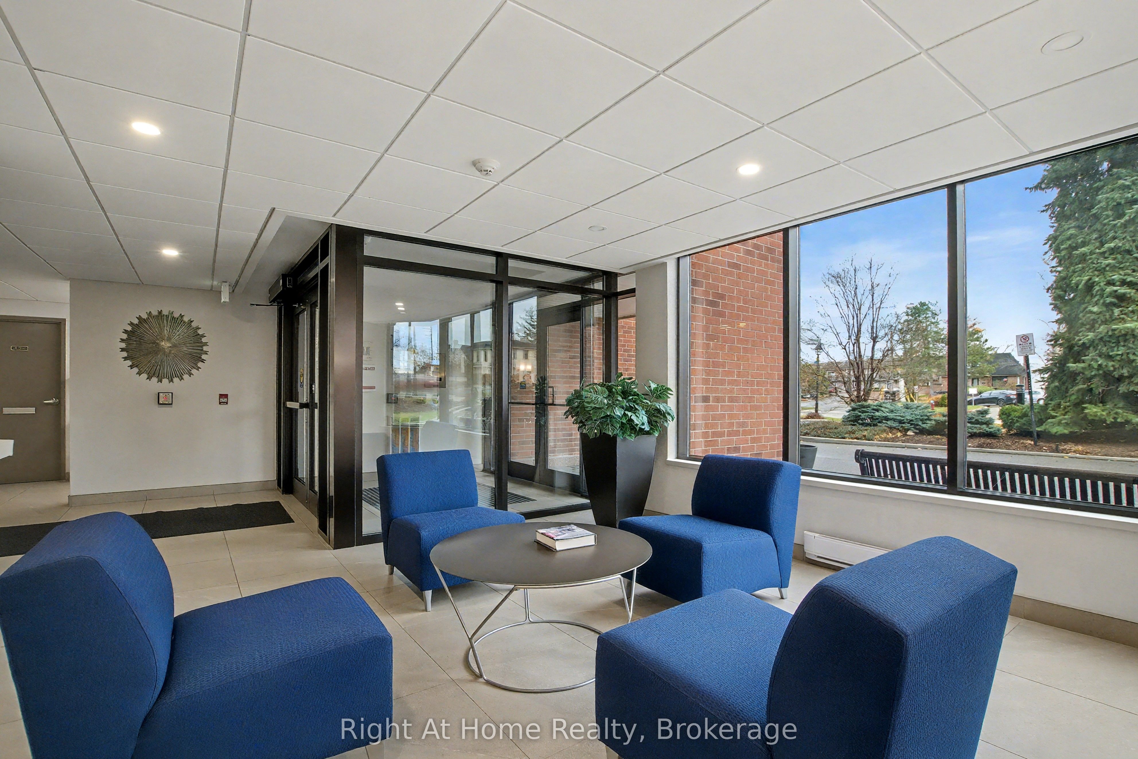 2121 Lakeshore Road 405