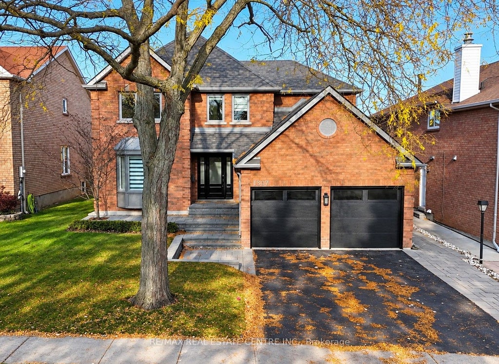 Photo of 1307 Saddler Circle, Oakville, ON L6M 2X7 (MLS # W14130360)