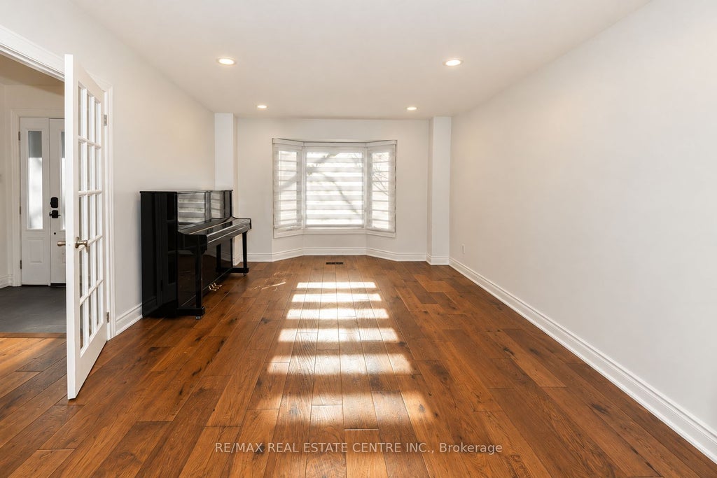 Photo of 1307 Saddler Circle, Oakville, ON L6M 2X7 (MLS # W14130360)
