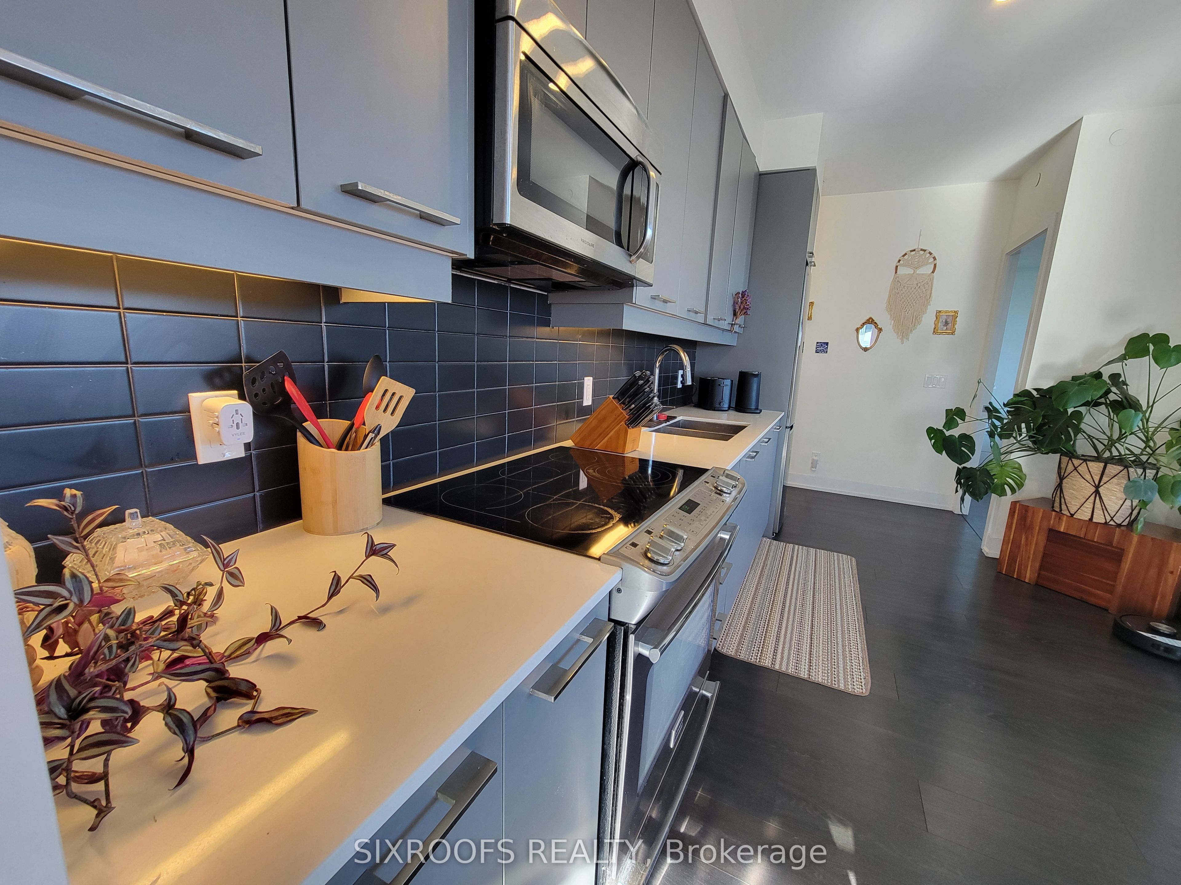 9471 Yonge Street 535