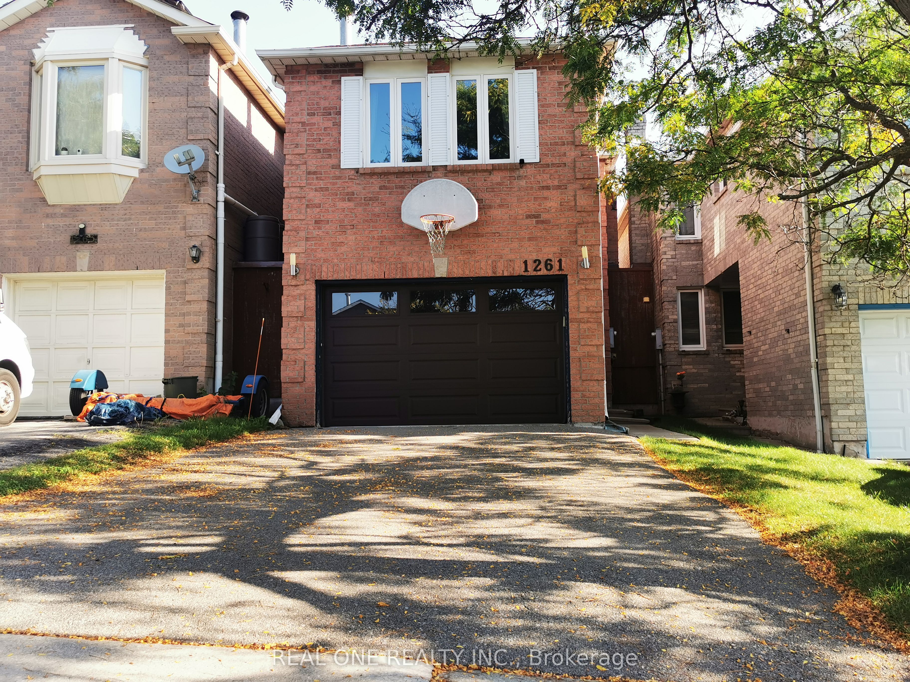 1261 Valerie Crescent