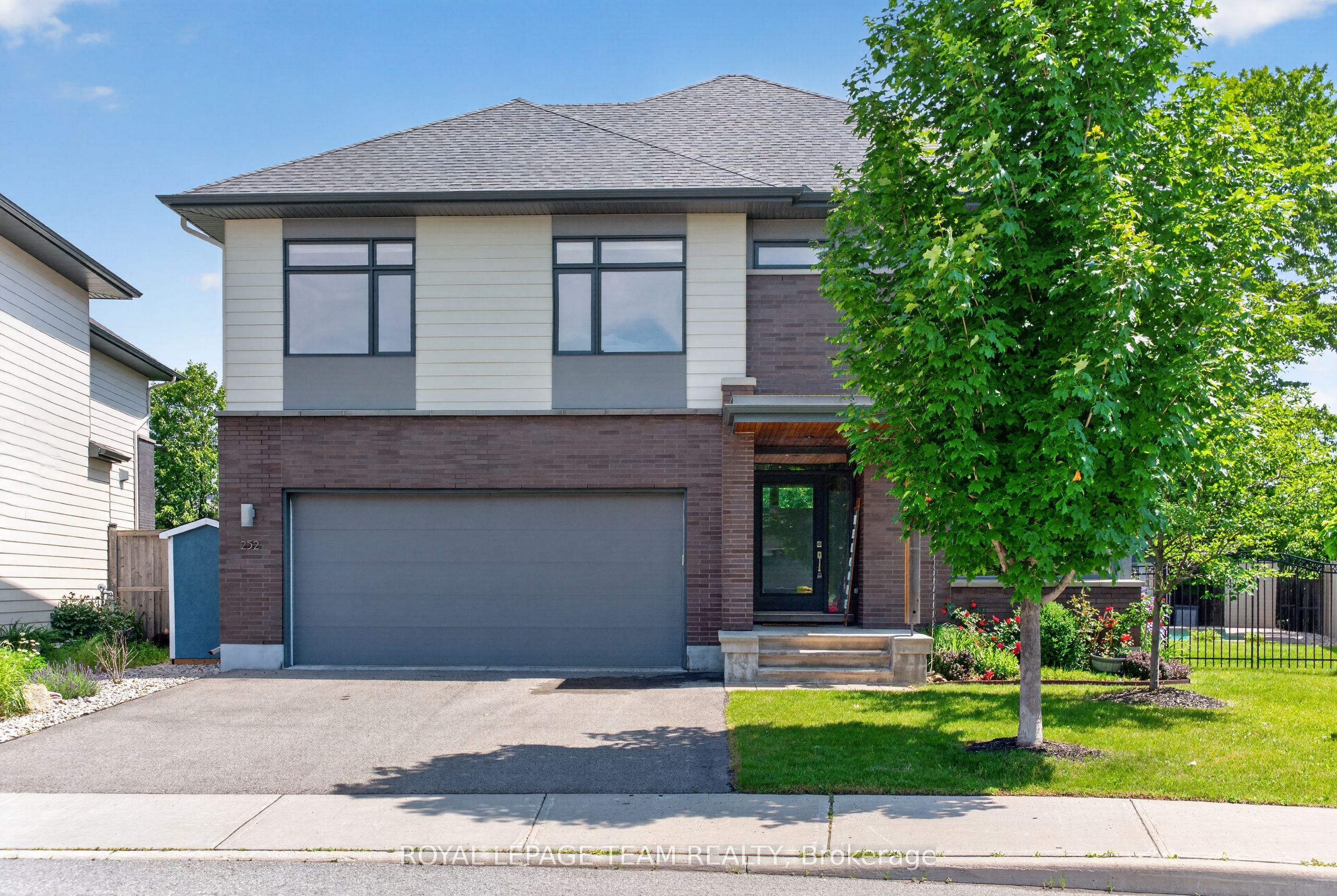 Photo 1 of 50 — 252 Sunnyridge Crescent, Kanata, ON K2M 0H3
