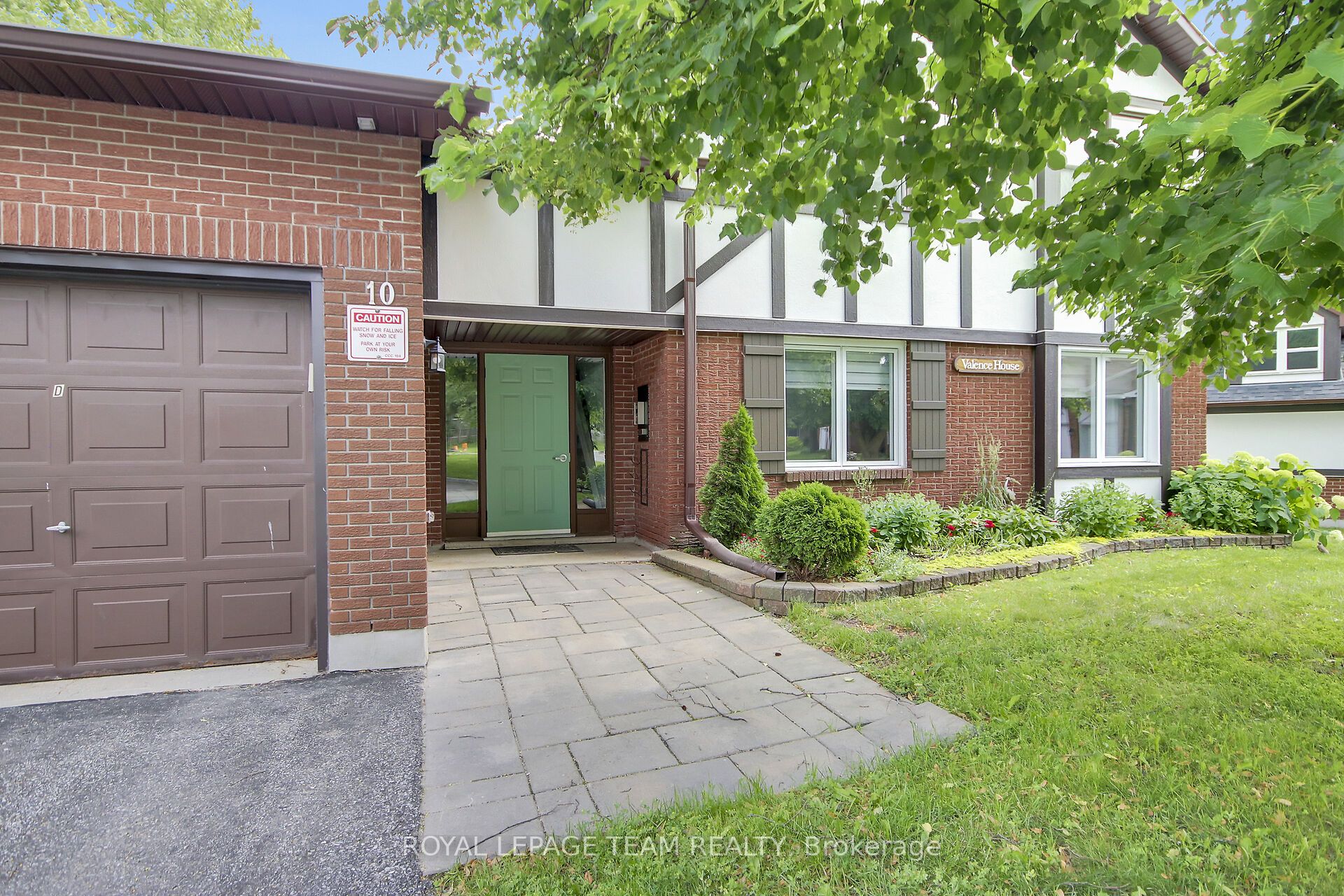 Photo 1 of 39 — 10 Stonehill Court B, Kanata, ON K2M 1E5