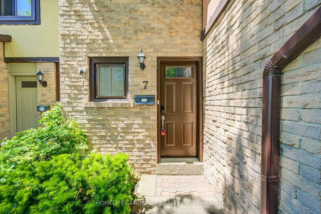 Photo of 3345 Silverado Drive #7, Mississauga, ON L5A 3Y8 (MLS # W13218108)