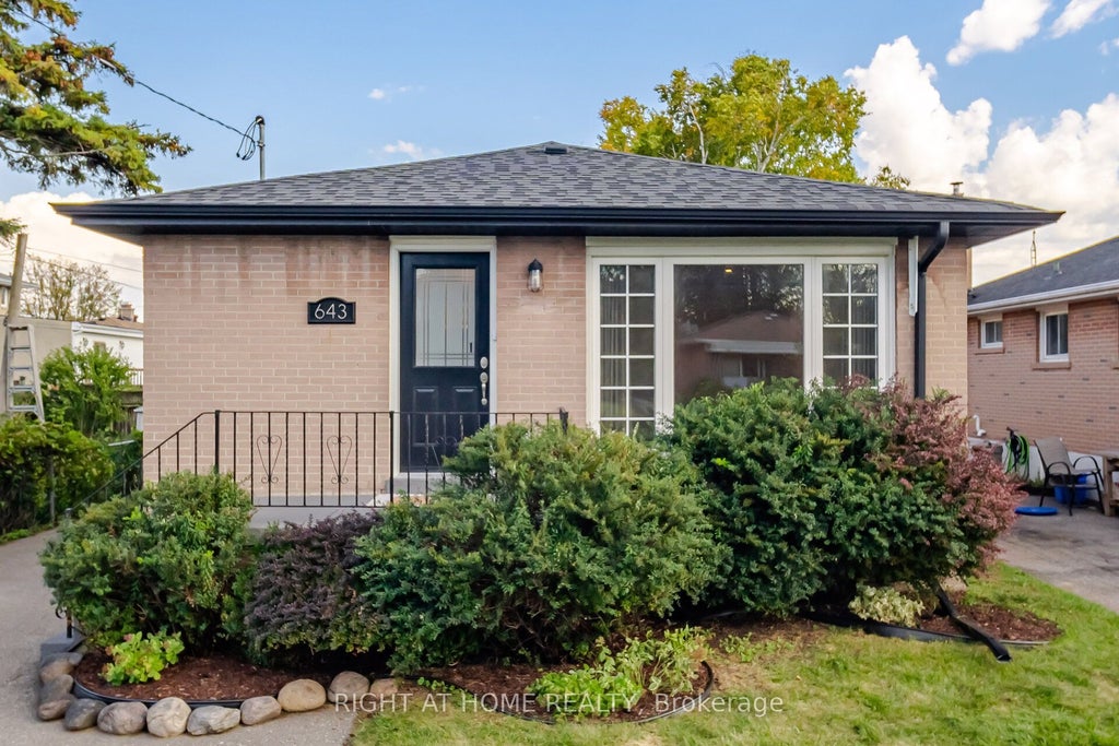 Photo of 643 Perry Crescent, Oshawa, ON L1J 2E4 (MLS # E13934890)