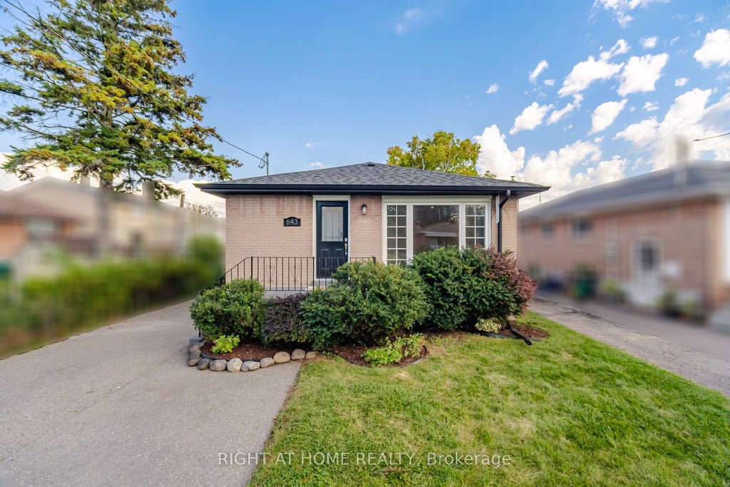 Photo of 643 Perry Crescent, Oshawa, ON L1J 2E4 (MLS # E13934890)
