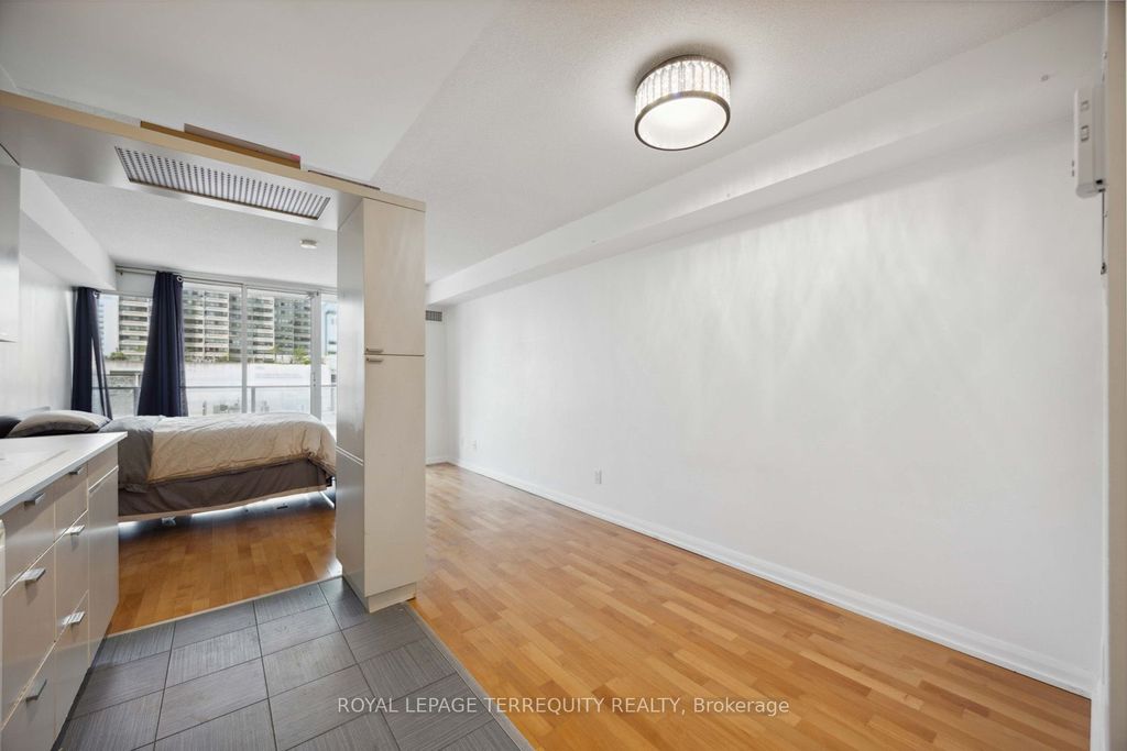 Photo of 111 Elizabeth Street #729, Toronto, ON M5G 1P7 (MLS # C12390614)