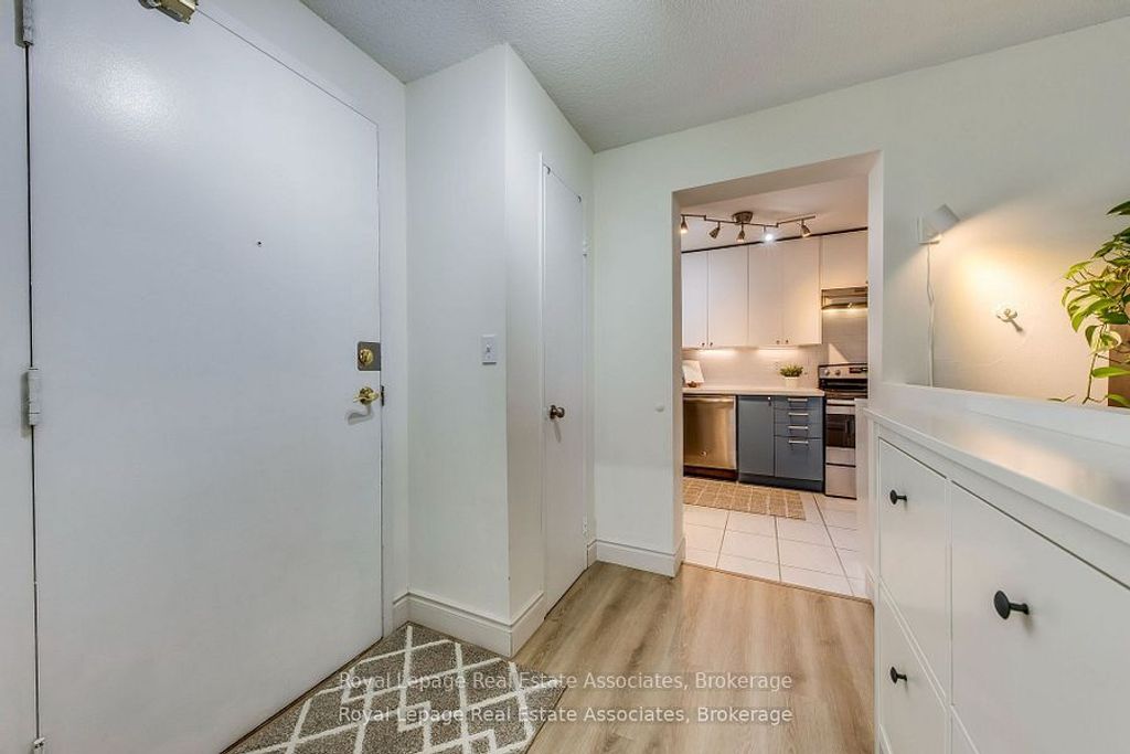 Photo of 155 Hillcrest Avenue #901, Mississauga, ON L5B 3Z2 (MLS # W12505354)