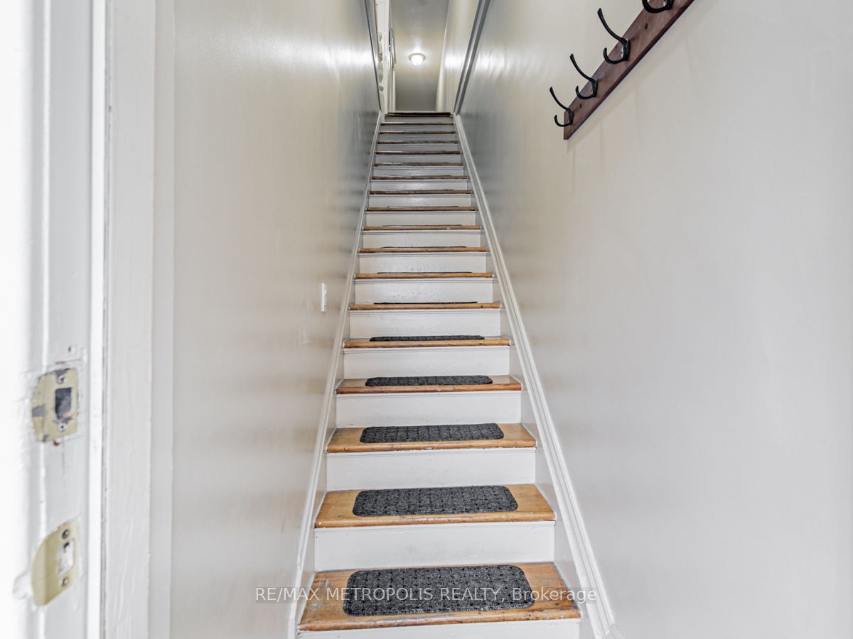 2229A Dundas Street W