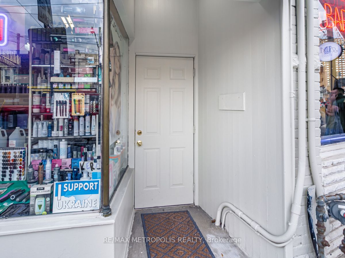 2229A Dundas Street W