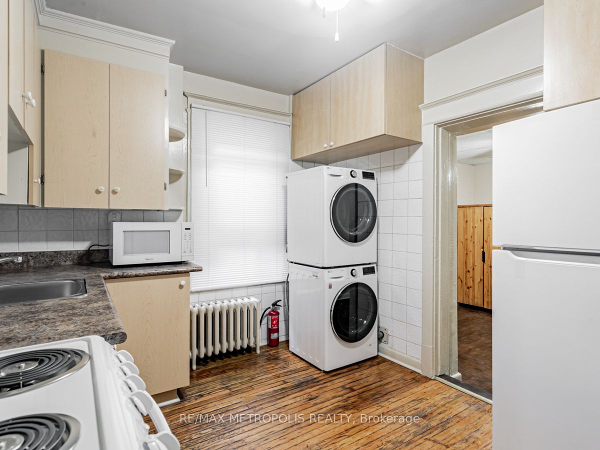 2229A Dundas Street W