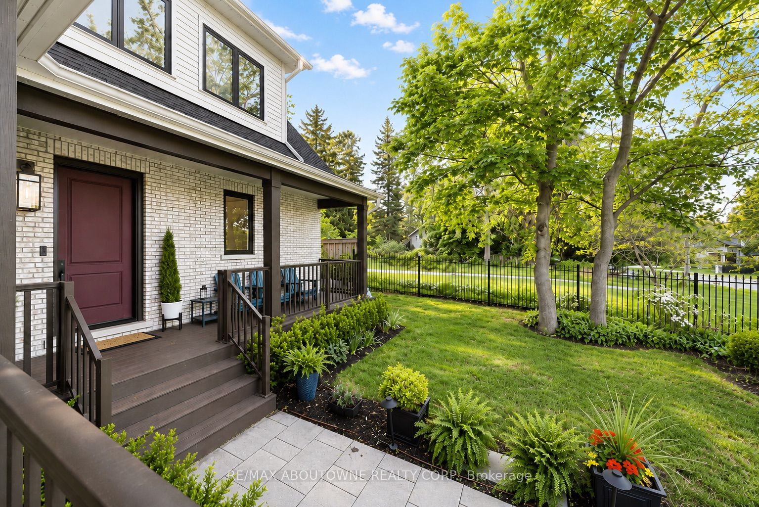 489 Lakeshore Road W