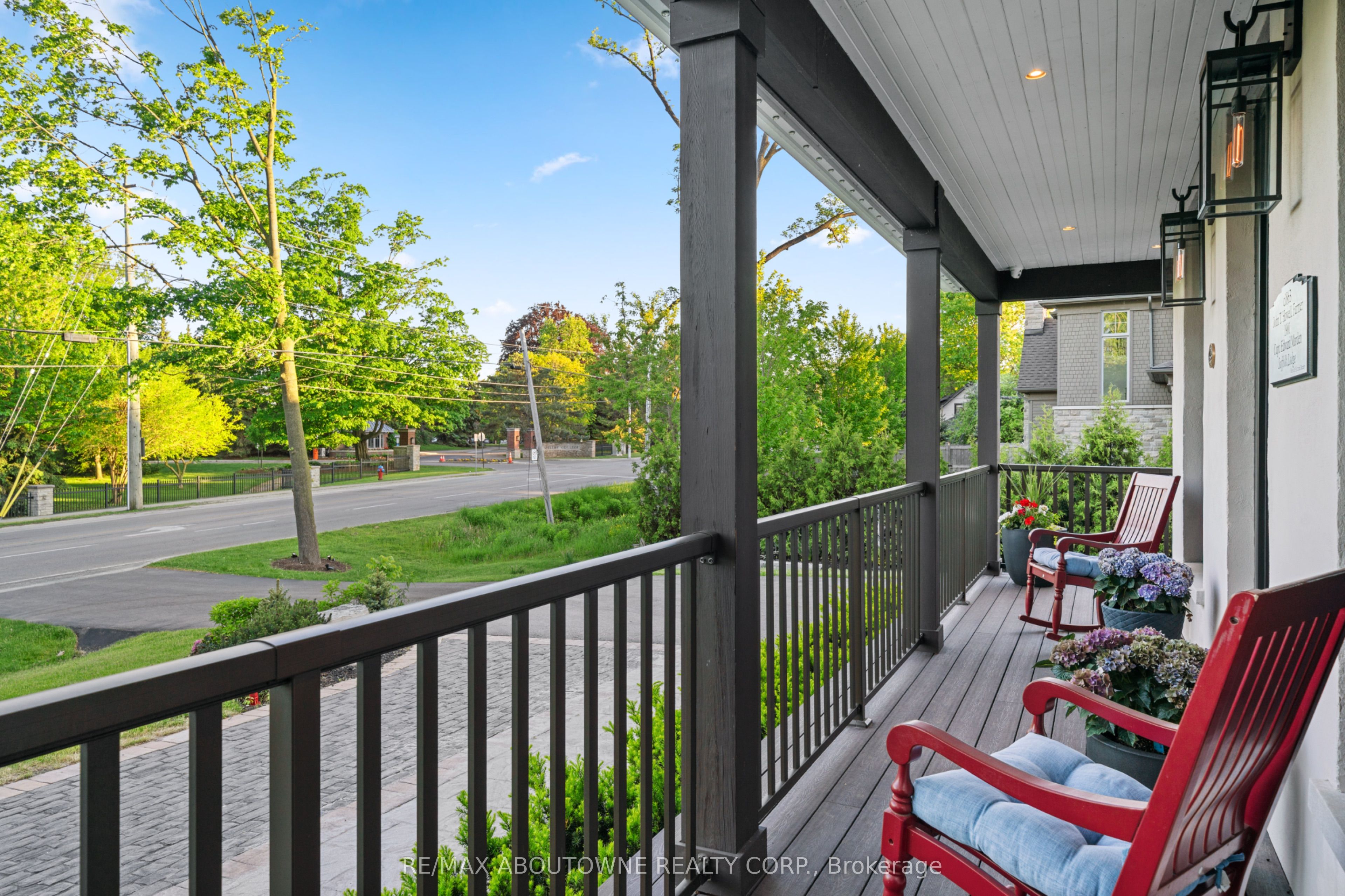 489 Lakeshore Road W