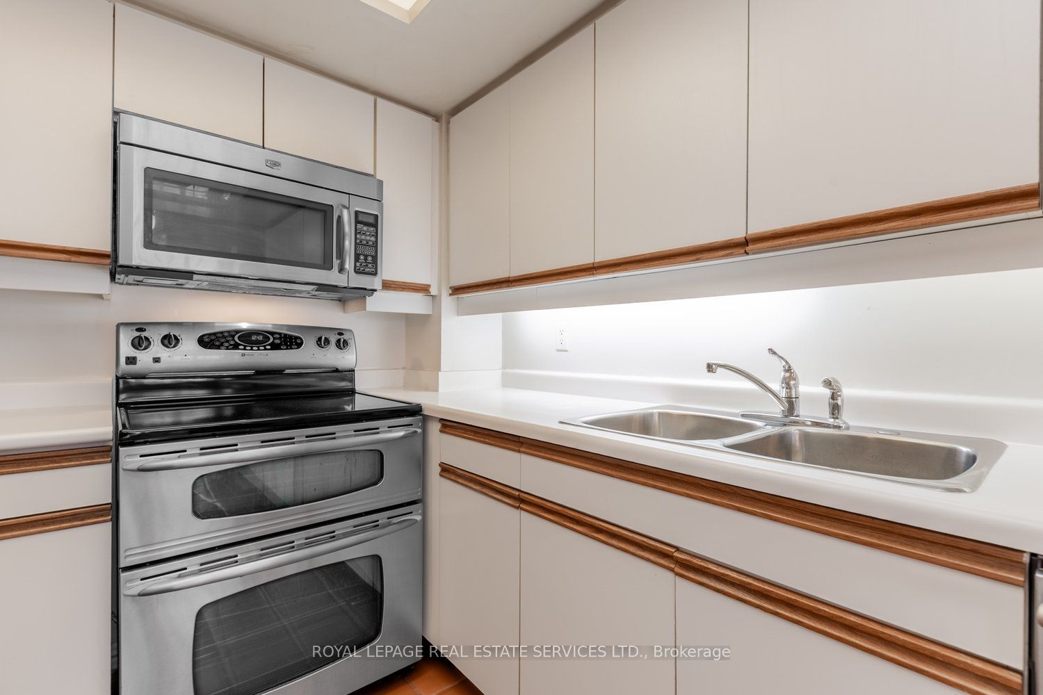 900 Yonge Street 403