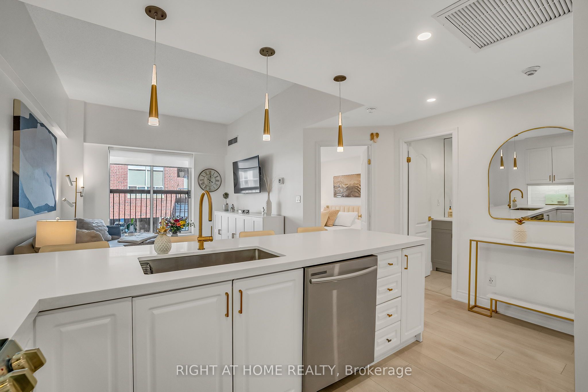 4198 Dundas Street W 205