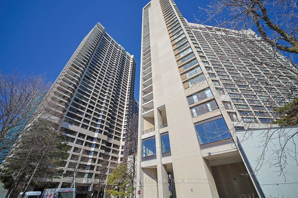 Photo of 33 HARBOUR Square #2232, Toronto, ON M5J 2G2 (MLS # C12915378)