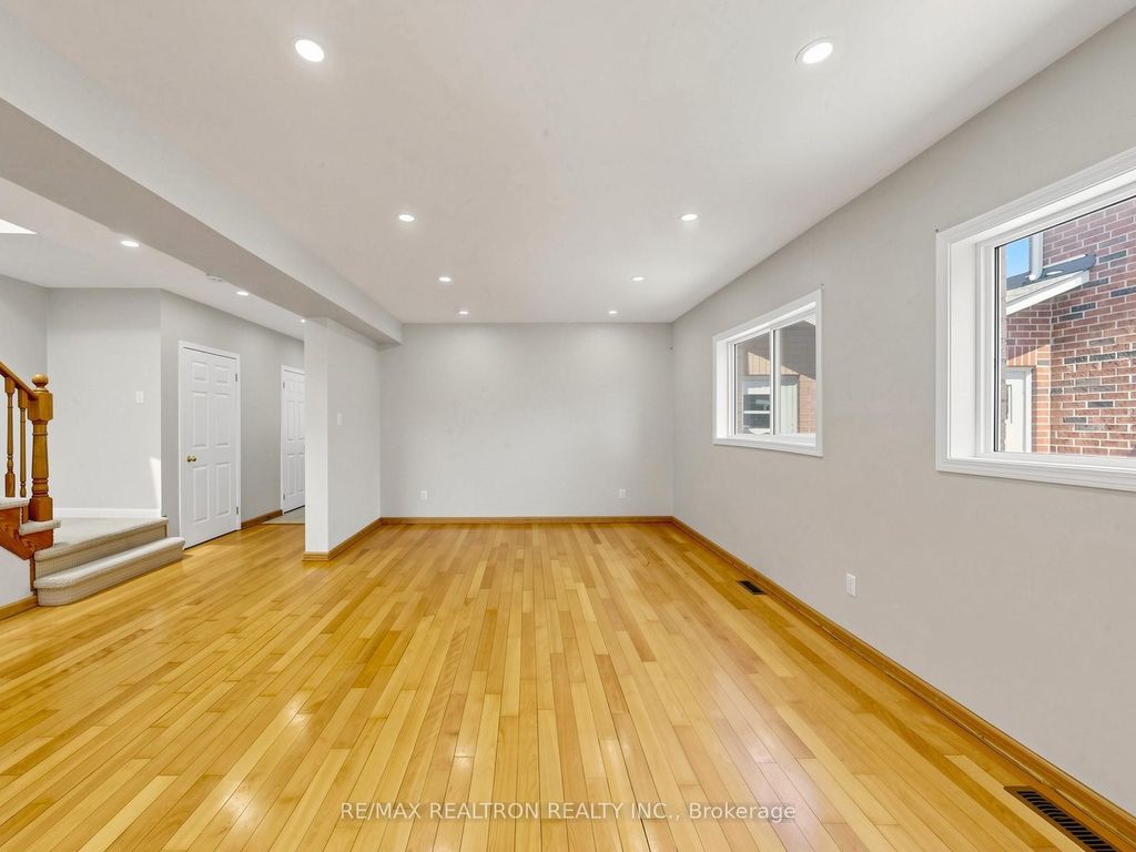 Photo of 810 Stonehaven Avenue, Newmarket, ON L3X 2G2 (MLS # N13055968)