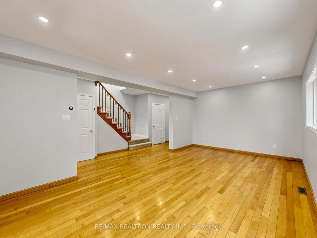 Photo of 810 Stonehaven Avenue, Newmarket, ON L3X 2G2 (MLS # N13055968)