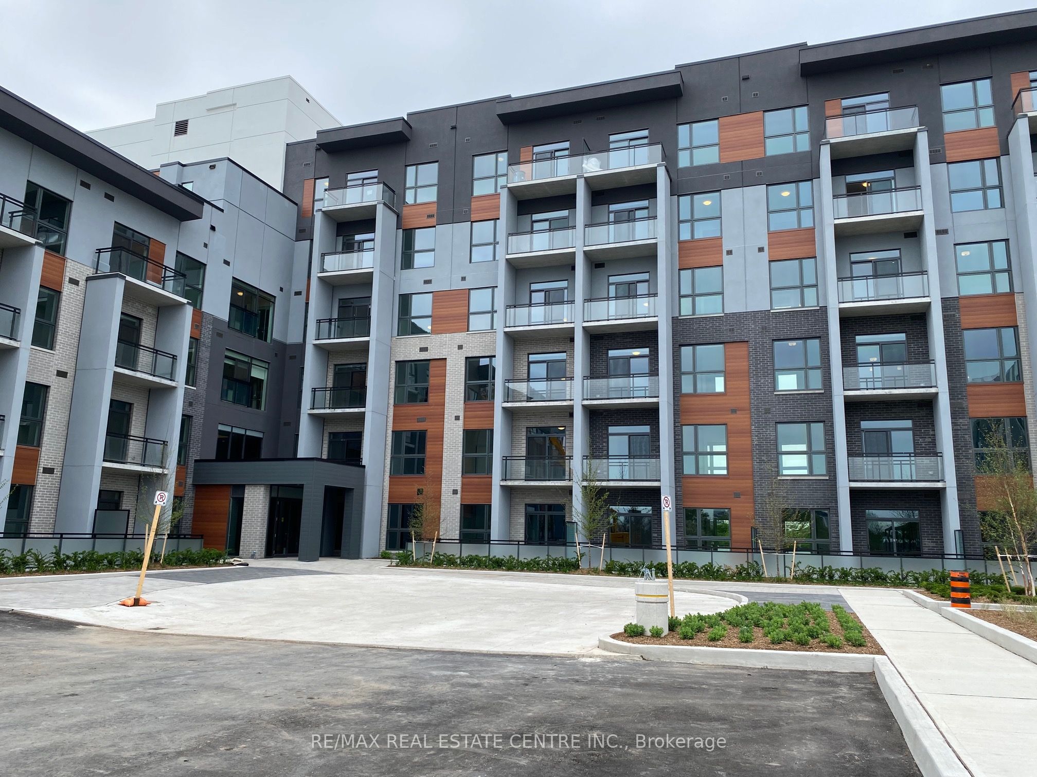 95 Dundas Street W 228