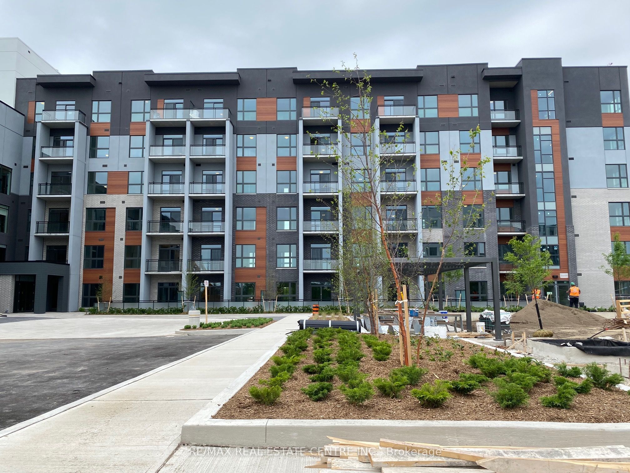 95 Dundas Street W 228