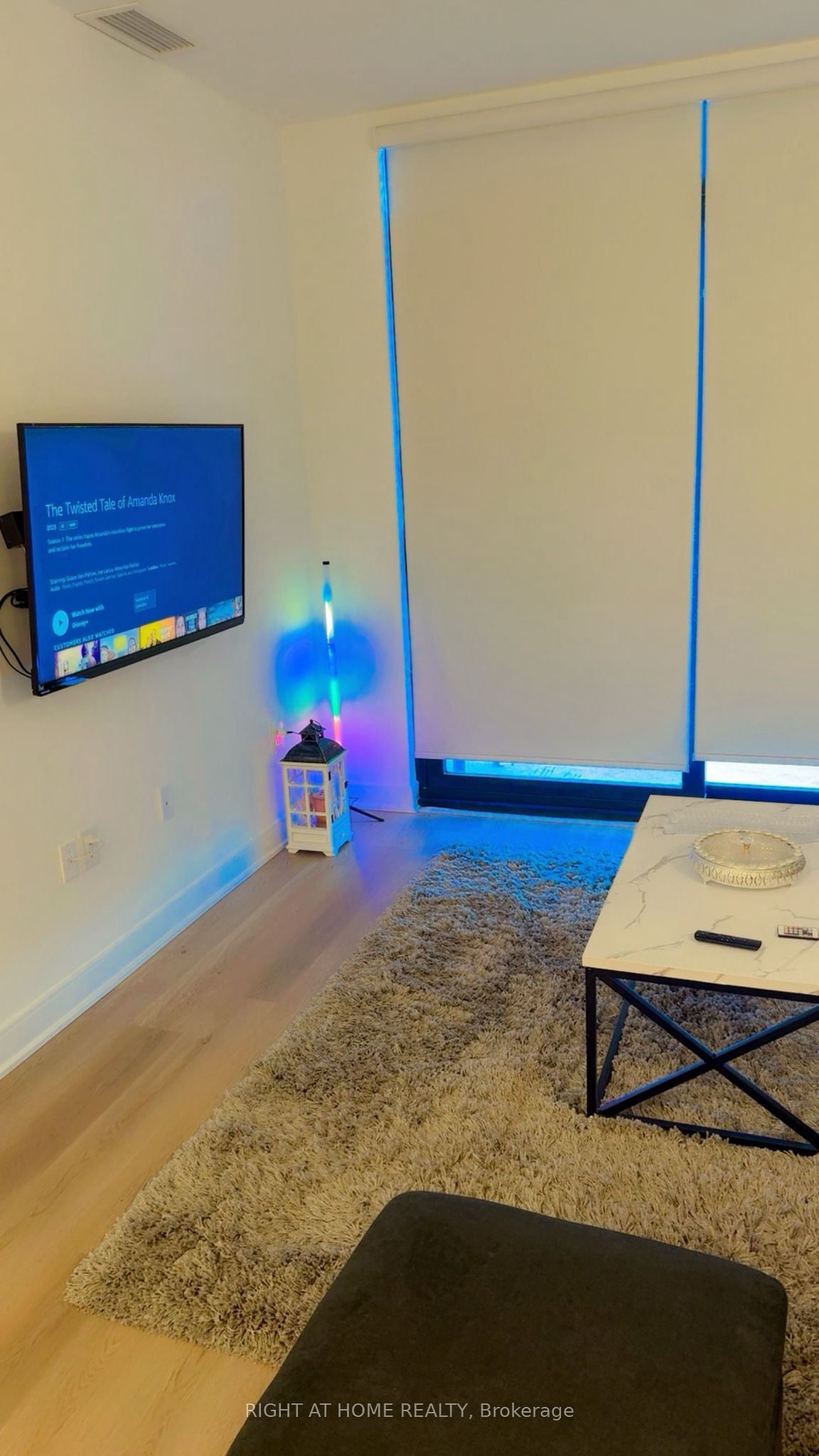 86 Dundas Street E 712