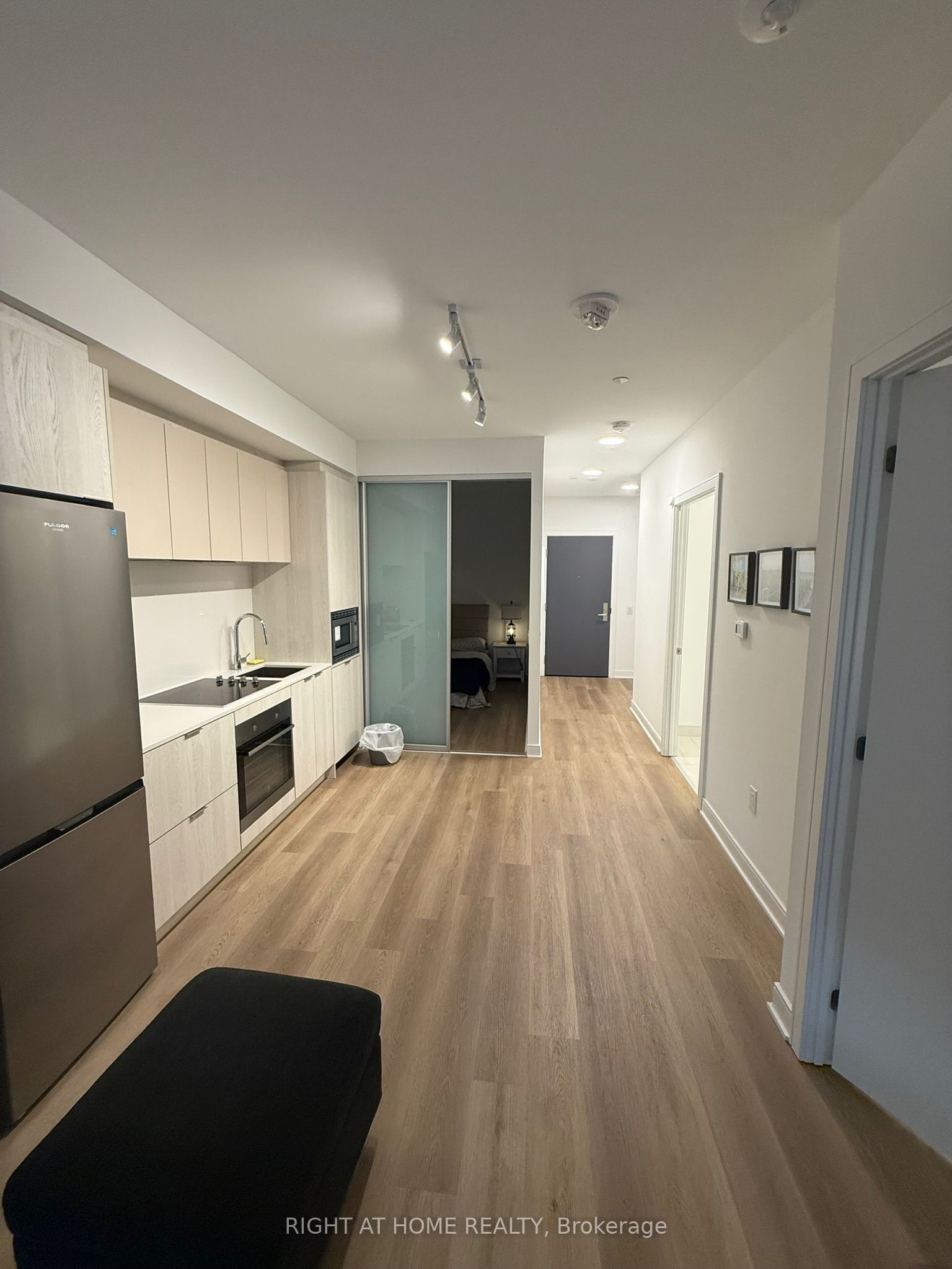 86 Dundas Street E 712